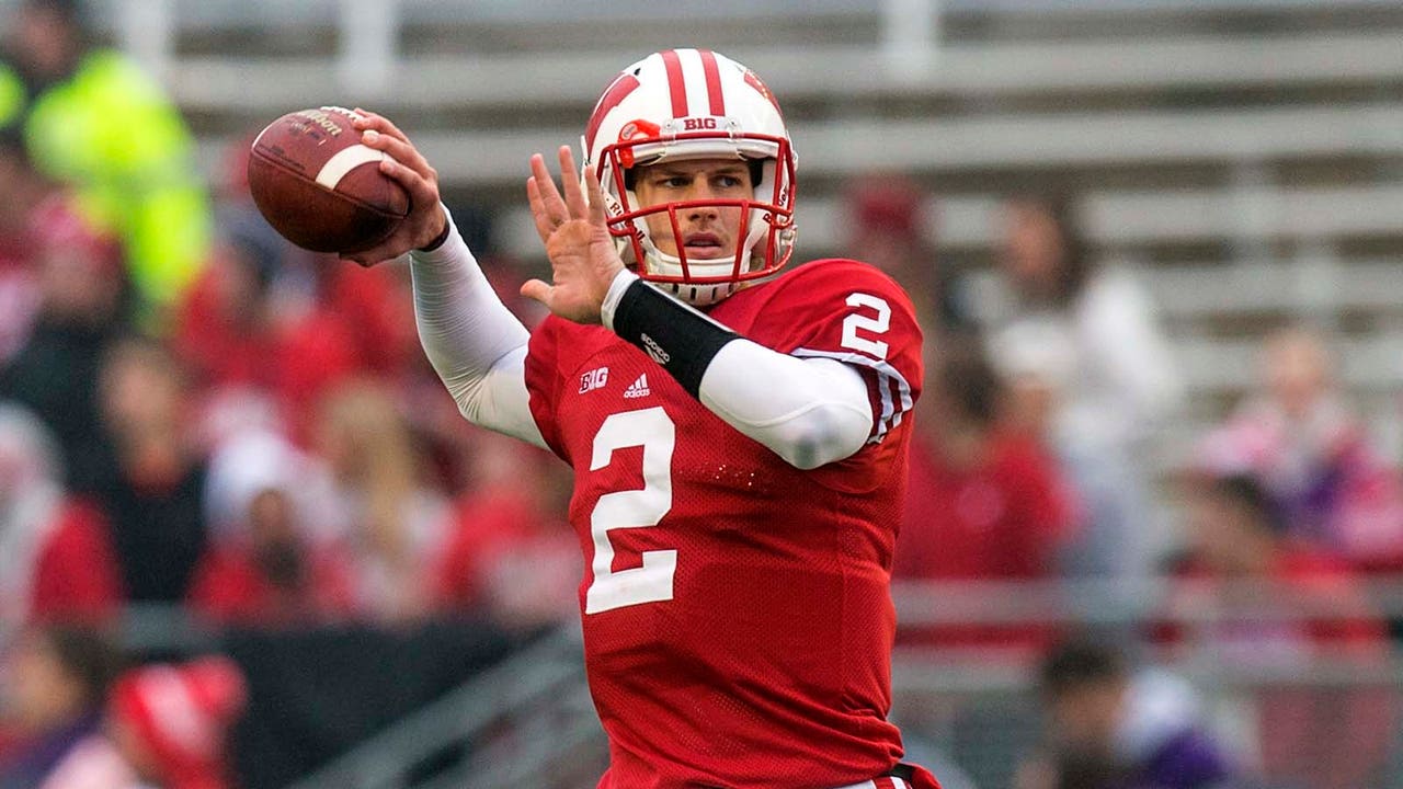 After first scrimmage, Stave appears to have upper hand as Badgers QB